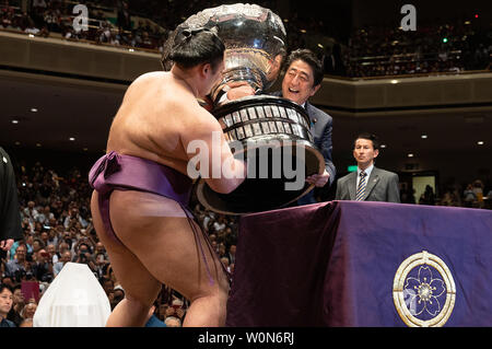 Presidente Trump, uniti dal Giappone il Primo Ministro Shinzo Abe, assiste il Sumo Grand Championship il 27 maggio 2019, e la presentazione del Presidente del trofeo presso l'evento culturale al Ryogoku Kokugikan Stadium di Tokyo. White House Foto di Shealah Central Plaza Hotel/UPI Foto Stock