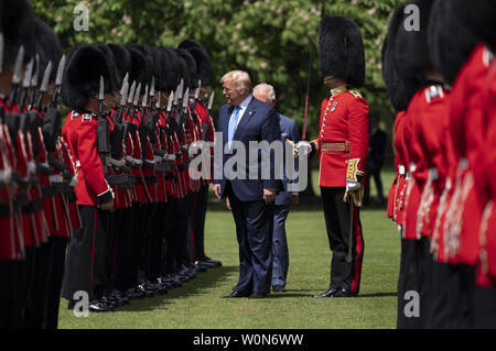 Presidente Trump unita dal principe Carlo ispeziona la Guardia d'onore durante la cerimonia di benvenuto ufficiale a Buckingham Palace il 3 giugno 2019 a Londra. White House Foto di Shealah Central Plaza Hotel/UPI Foto Stock