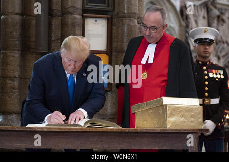 Presidente Trump uniti dal Decano di Westminster Abbey il molto reverendo dottor John Hall Firma il guestbook a Westminster Abbey il 3 giugno 2019 a Londra. White House Foto di Shealah Central Plaza Hotel/UPI Foto Stock