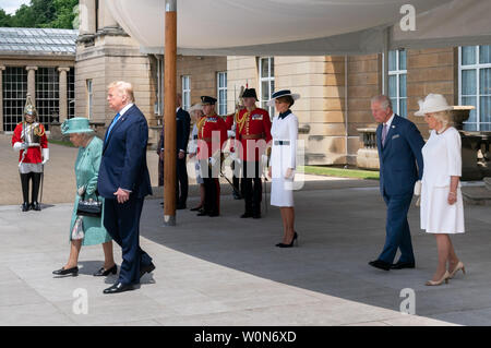 Presidente Trump, First Lady Melania Trump e la Gran Bretagna è la Regina Elisabetta II, accompagnata dal Principe di Galles e la duchessa di Cornovaglia, partecipare ad una cerimonia di benvenuto a Buckingham Palace il 3 giugno 2019, a Londra. White House Foto di Andrea Hanks/UPI Foto Stock