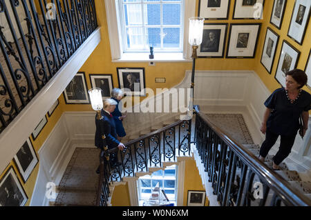 Presidente Trump arriva al n. 10 Downing Street a Londra il 4 giugno 2019, e viene accolto dal Primo ministro britannico Theresa Maggio. White House Foto di Shealah Central Plaza Hotel/UPI Foto Stock