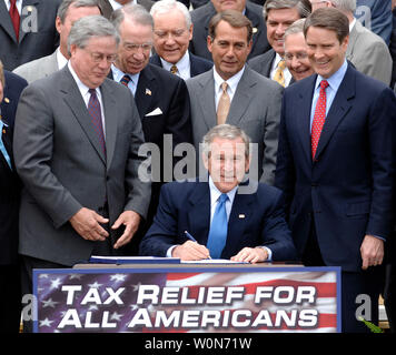 Il presidente George W. Bush firma lo sgravio fiscale interno atto di riconciliazione del 2005 (H.R. 4297), alla Casa Bianca a Washington il 17 maggio 2006. Cerca su sono, da sinistra, casa di modi e mezzi il presidente del Comitato sost. Bill Thomas, R-CA, Senato Comitato Finanze Presidente il senatore Charles Grassley, (R-IO), Sen. Orrin Hatch R-UT), casa di maggioranza Leader John Boehner (R-OH), Sen. Mel Martinez (R-FL), Sen. Mitch McConnell (R-KY) e il leader della maggioranza del Senato Bill prima (R-TN). (UPI foto/Kevin Dietsch) Foto Stock