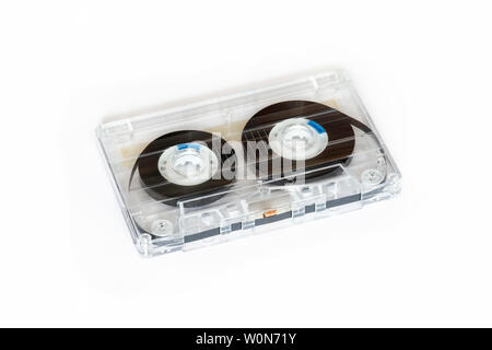 In plastica trasparente C90 cassetta compatta audio tape isoltaed contro uno sfondo bianco Foto Stock