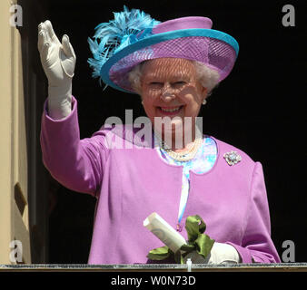 La Gran Bretagna è la Regina Elisabetta II onde per gli ospiti si sono riuniti nel cortile di Wren la costruzione presso il College of William and Mary a Williamsburg, Virginia il 4 maggio 2007. (UPI foto/Roger L. Wollenberg) Foto Stock