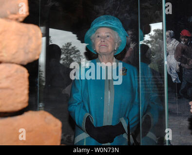 La Gran Bretagna è la Regina Elisabetta II opinioni una replica di un bene e alcuni reperti nel museo a Historic Jamestown, il sito di Gran Bretagna il primo insediamento nel Nuovo Mondo, in Virginia il 4 maggio 2007. (UPI foto/Roger L. Wollenberg) Foto Stock