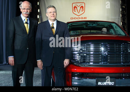 Dieter Zetsche, (L) presidente del consiglio di amministrazione di DaimlerChrysler AG e il capo di Mercedes Car Group e Thomas W. LaSorda, Chrysler Group Presidente e CEO, pone con nuova 2007 Dodge Ran 3500 a che Washington Car Show il 23 gennaio 2007. Il Dodge Ram Heavy Duty 6.7 litro con motore turbo-diesel che utilizzano l'emozione delle tecnologie di riduzione riduzione di ossido di azoto emozione da 90% riunione EPA 2010 di EPA clean diesel standard. (UPI foto/Kamenko Pajic ) Foto Stock