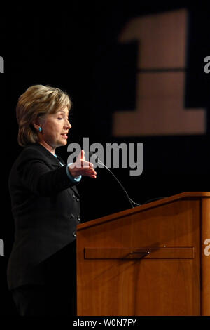 Elezioni presidenziali democratiche speranzoso il senatore Hillary Clinton (D-NY) fornisce il commento alla Emily's elenco pranzo annuale, a Washington il 6 marzo 2007. (UPI foto/Kamenko Pajic) Foto Stock