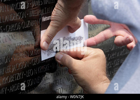 Un visitatore fa una matita il rintracciamento di un nome il Memoriale dei Veterani del Vietnam a Washington, 27 maggio 2007. Quest anno ricorre il venticinquesimo anniversario del monumento che commemora 58,249 soldati Americani e le donne che sono morti o sono stati persi durante la Guerra del Vietnam da 1959-1975. (UPI foto / Kamenko Pajic) Foto Stock