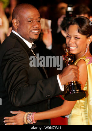 Miglior attore vincitore di Oscar Forest Whitaker (L) e sua moglie Keisha (R) arrivano a Vanity Fair post-79th Academy Awards party presso Morton's in West Hollywood il 25 febbraio 2007. (UPI foto/Gary C. Caskey) Foto Stock