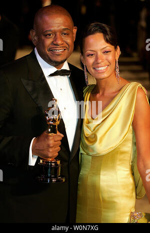 Miglior attore vincitore di Oscar Forest Whitaker (L) e sua moglie Keisha (R) arrivano a Vanity Fair post-79th Academy Awards party presso Morton's in West Hollywood il 25 febbraio 2007. (UPI foto/Gary C. Caskey) Foto Stock