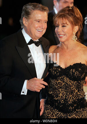 Regis e gioia Philbin sono visti in questo Febbraio 25, 2007 file foto come essi arrivano a Vanity Fair post-79th Academy Awards party in West Hollywood. Philbin ha annunciato il suo show televisivo il 12 marzo 2007 egli avrebbe sottoposti ad intervento chirurgico di bypass più tardi nel corso della settimana. (UPI foto/Gary C. Caskey/File) Foto Stock