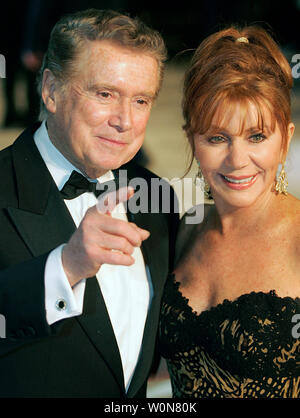 Regis e gioia Philbin sono visti in questo Febbraio 25, 2007 file foto come essi arrivano a Vanity Fair post-79th Academy Awards party in West Hollywood. Philbin ha annunciato il suo show televisivo il 12 marzo 2007 egli avrebbe sottoposti ad intervento chirurgico di bypass più tardi nel corso della settimana. (UPI foto/Gary C. Caskey/File) Foto Stock