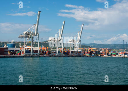 Gru da banchina del porto di Capodistria in Slovenia Foto Stock
