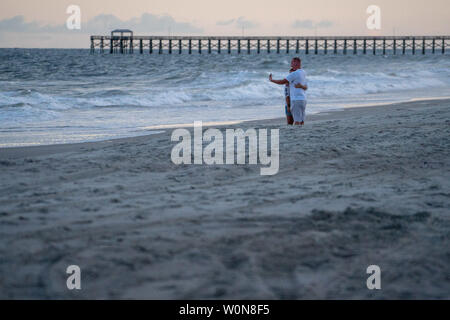 Un giovane prende un selfie sulla spiaggia prima dell'uragano che si stava avvicinando Firenze, 12 settembre 2018 a Myrtle Beach, Carolina del Sud. Firenze, una categoria 4 tempesta, si aspetta di colpire la costa tra il sud e il Nord Carolina e potrebbe essere la più forte tempesta sul record per la costa est degli Stati Uniti. Foto di Ken Cedeño/UPI Foto Stock