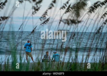 Persone sedersi sulla spiaggia prima dell'uragano che si stava avvicinando Firenze, 12 settembre 2018 a Myrtle Beach, Carolina del Sud. Firenze, una categoria 4 tempesta, si aspetta di colpire la costa tra il sud e il Nord Carolina e potrebbe essere la più forte tempesta sul record per la costa est degli Stati Uniti. Foto di Ken Cedeño/UPI Foto Stock