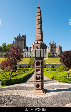 Vista della Scozia più antica meridiana obelisco dal 1630, a Drummond giardini di castello in castello di Drummond in Perthshire Scozia , REGNO UNITO Foto Stock