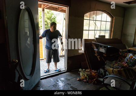 Ignacio Bautista sta nella porta anteriore della sua casa danneggiata dopo l'uragano Florence, ora depressione tropicale Settembre 19, 2018 in Beulaville, North Carolina. Firenze, continua a scaricare la pioggia su Carolina del Nord e del Sud e il Cape Fear River Valley e altri fiumi aumenterà la rottura registrare livelli di alluvione. Foto di Ken Cedeño/UPI Foto Stock