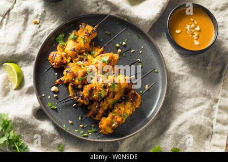 In casa Tailandese Satay di pollo con salsa di arachidi Foto Stock