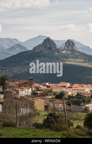 Vista del villaggio di Retamosa e la caratteristica gamma della montagna di Villuercas Ibores Jara geoparco in Caceres, Estremadura, Spagna Foto Stock