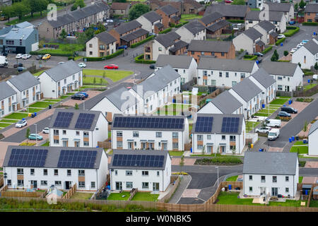 Vista in elevazione del nuovo case con pannelli solari sui tetti in Raploch distretto di Stirling , Scozia, Regno Unito Foto Stock
