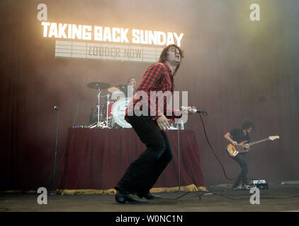 Adam Lazzara con tenendo indietro domenica esegue in concerto durante il Projekt Revolution Tour presso il Sound Advice Amphitheater di West Palm Beach in Florida il 10 agosto 2007. (UPI foto/Michael Bush) Foto Stock