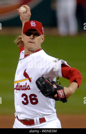 Louis Cardinals pitcher Jeff Weaver (36) lancia contro la Detroit Tigers durante il primo inning di gioco 5 del World Series, al Busch Stadium di St Louis il 27 ottobre 2006. (UPI foto/Kevin Dietsch) Foto Stock