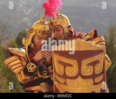 Una cerimonia pubblica di onorare il giallo Imperatore e Tomb-Sweeping Giorno (Qingming Festival) in Huangdi, una piccola città della Cina centrale della provincia di Shaanxi, si terrà il 5 aprile 2015. L'imperatore giallo o Huangdi, è romanticized nella storia Cinese con un po' di un culto in seguito a causa della sua posizione ha come uno dei migliori tre leggendari sovrani cinesi e gli eroi culturali. Foto di Stefano rasoio/UPI Foto Stock