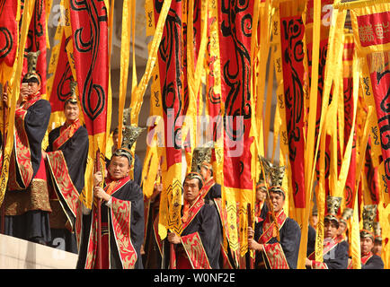 Una cerimonia pubblica di onorare il giallo Imperatore e Tomb-Sweeping Giorno (Qingming Festival) in Huangdi, una piccola città della Cina centrale della provincia di Shaanxi, si terrà il 5 aprile 2015. L'imperatore giallo o Huangdi, è romanticized nella storia Cinese con un po' di un culto in seguito a causa della sua posizione ha come uno dei migliori tre leggendari sovrani cinesi e gli eroi culturali. Foto di Stefano rasoio/UPI Foto Stock