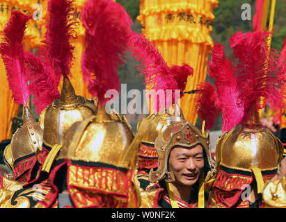 Una cerimonia pubblica di onorare il giallo Imperatore e Tomb-Sweeping Giorno (Qingming Festival) in Huangdi, una piccola città della Cina centrale della provincia di Shaanxi, si terrà il 5 aprile 2015. L'imperatore giallo o Huangdi, è romanticized nella storia Cinese con un po' di un culto in seguito a causa della sua posizione ha come uno dei migliori tre leggendari sovrani cinesi e gli eroi culturali. Foto di Stefano rasoio/UPI Foto Stock