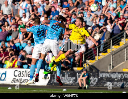 Ballymena Regno FCÕs Leroy Millar (sinistra) e Adam Lecky (centro) bagarre con NSI Runavik's Peder Nersveen (a destra) durante l'Europa League Turno preliminare corrispondono a Ballymena Showgrounds, Irlanda del Nord. Foto Stock