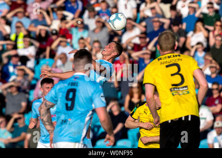 Ballymena Regno FCÕs Leroy Millar voce la sfera durante l'Europa League Turno preliminare corrispondono a Ballymena Showgrounds, Irlanda del Nord. Foto Stock