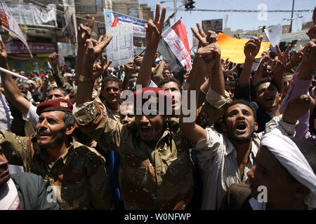 Manifestanti yemenita chant slogan durante una manifestazione per chiedere le dimissioni del presidente Ali Abdullah Saleh in Sanaa, Yemen, il 27 settembre 2011. Un utente malintenzionato suicida alla guida di una esplosivi-laden auto si è fatto esplodere accanto al passaggio del convoglio Yemen il ministro della difesa, scampato all'attacco incolumi, sicurezza funzionari e testimoni ha detto. UPI/Abdulrahman Abdallah Foto Stock