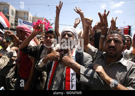 Manifestanti yemenita chant slogan durante una manifestazione per chiedere le dimissioni del presidente Ali Abdullah Saleh in Sanaa, Yemen, il 27 settembre 2011. Un utente malintenzionato suicida alla guida di una esplosivi-laden auto si è fatto esplodere accanto al passaggio del convoglio Yemen il ministro della difesa, scampato all'attacco incolumi, sicurezza funzionari e testimoni ha detto. UPI/Abdulrahman Abdallah Foto Stock