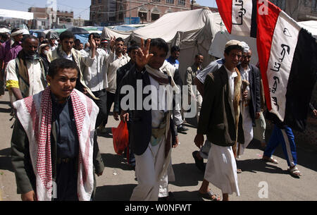 Manifestanti yemenita chant slogan durante una manifestazione per chiedere le dimissioni del presidente Ali Abdullah Saleh in Sanaa, Yemen, il 27 settembre 2011. Un utente malintenzionato suicida alla guida di una esplosivi-laden auto si è fatto esplodere accanto al passaggio del convoglio Yemen il ministro della difesa, scampato all'attacco incolumi, sicurezza funzionari e testimoni ha detto. UPI/Abdulrahman Abdallah Foto Stock