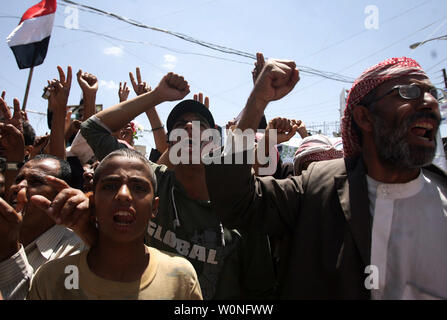 Manifestanti yemenita chant slogan durante una manifestazione per chiedere le dimissioni del presidente Ali Abdullah Saleh in Sanaa, Yemen, il 27 settembre 2011. Un utente malintenzionato suicida alla guida di una esplosivi-laden auto si è fatto esplodere accanto al passaggio del convoglio Yemen il ministro della difesa, scampato all'attacco incolumi, sicurezza funzionari e testimoni ha detto. UPI/Abdulrahman Abdallah Foto Stock