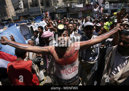 Manifestanti yemenita chant slogan durante una manifestazione per chiedere le dimissioni del presidente Ali Abdullah Saleh in Sanaa, Yemen, il 27 settembre 2011. Un utente malintenzionato suicida alla guida di una esplosivi-laden auto si è fatto esplodere accanto al passaggio del convoglio Yemen il ministro della difesa, scampato all'attacco incolumi, sicurezza funzionari e testimoni ha detto. UPI/Abdulrahman Abdallah Foto Stock