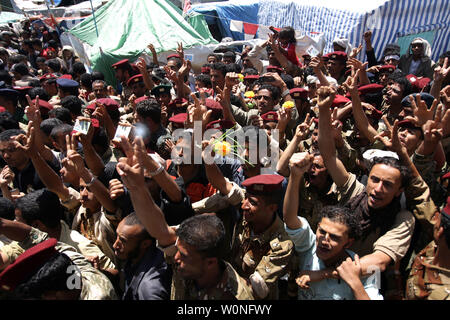 Manifestanti yemenita chant slogan durante una manifestazione per chiedere le dimissioni del presidente Ali Abdullah Saleh in Sanaa, Yemen, il 27 settembre 2011. Un utente malintenzionato suicida alla guida di una esplosivi-laden auto si è fatto esplodere accanto al passaggio del convoglio Yemen il ministro della difesa, scampato all'attacco incolumi, sicurezza funzionari e testimoni ha detto. UPI/Abdulrahman Abdallah Foto Stock