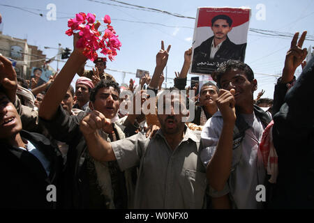 Manifestanti yemenita chant slogan durante una manifestazione per chiedere le dimissioni del presidente Ali Abdullah Saleh in Sanaa, Yemen, il 27 settembre 2011. Un utente malintenzionato suicida alla guida di una esplosivi-laden auto si è fatto esplodere accanto al passaggio del convoglio Yemen il ministro della difesa, scampato all'attacco incolumi, sicurezza funzionari e testimoni ha detto. UPI/Abdulrahman Abdallah Foto Stock