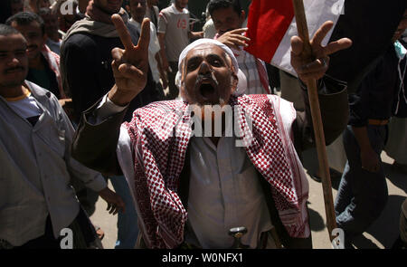 Manifestanti yemenita chant slogan durante una manifestazione per chiedere le dimissioni del presidente Ali Abdullah Saleh in Sanaa, Yemen, il 27 settembre 2011. Un utente malintenzionato suicida alla guida di una esplosivi-laden auto si è fatto esplodere accanto al passaggio del convoglio Yemen il ministro della difesa, scampato all'attacco incolumi, sicurezza funzionari e testimoni ha detto. UPI/Abdulrahman Abdallah Foto Stock