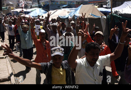 Manifestanti yemenita chant slogan durante una manifestazione per chiedere le dimissioni del presidente Ali Abdullah Saleh in Sanaa, Yemen, il 27 settembre 2011. Un utente malintenzionato suicida alla guida di una esplosivi-laden auto si è fatto esplodere accanto al passaggio del convoglio Yemen il ministro della difesa, scampato all'attacco incolumi, sicurezza funzionari e testimoni ha detto. UPI/Abdulrahman Abdallah Foto Stock