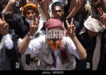 Manifestanti yemenita chant slogan durante una manifestazione per chiedere le dimissioni del presidente Ali Abdullah Saleh in Sanaa, Yemen, il 27 settembre 2011. Un utente malintenzionato suicida alla guida di una esplosivi-laden auto si è fatto esplodere accanto al passaggio del convoglio Yemen il ministro della difesa, scampato all'attacco incolumi, sicurezza funzionari e testimoni ha detto. UPI/Abdulrahman Abdallah Foto Stock