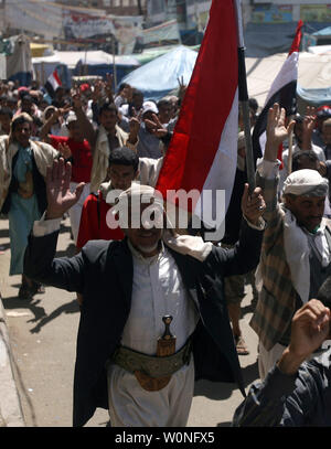 Manifestanti yemenita chant slogan durante una manifestazione per chiedere le dimissioni del presidente Ali Abdullah Saleh in Sanaa, Yemen, il 27 settembre 2011. Un utente malintenzionato suicida alla guida di una esplosivi-laden auto si è fatto esplodere accanto al passaggio del convoglio Yemen il ministro della difesa, scampato all'attacco incolumi, sicurezza funzionari e testimoni ha detto. UPI/Abdulrahman Abdallah Foto Stock