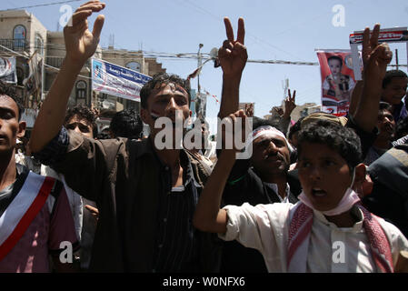 Manifestanti yemenita chant slogan durante una manifestazione per chiedere le dimissioni del presidente Ali Abdullah Saleh in Sanaa, Yemen, il 27 settembre 2011. Un utente malintenzionato suicida alla guida di una esplosivi-laden auto si è fatto esplodere accanto al passaggio del convoglio Yemen il ministro della difesa, scampato all'attacco incolumi, sicurezza funzionari e testimoni ha detto. UPI/Abdulrahman Abdallah Foto Stock