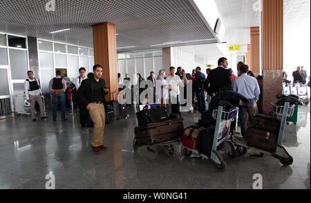 I viaggiatori in coda fino al momento del check-out contatore a Sanaa International Airport come centinaia di stranieri sono stati evacuati dalla capitale yemenita per ragioni di sicurezza il 28 marzo 2015 dopo il terzo giorno di Arabia-led incursioni aeree della coalizione contro Huthis. Almeno 200 membri del personale delle Nazioni Unite e di altri stranieri sono stati evacuati dalla capitale yemenita, come una coalizione araba premuto per una campagna di bombardamenti contro i ribelli sciita nella città, aiuti i lavoratori detto. Foto di Mohammad Abdullah/UPI Foto Stock