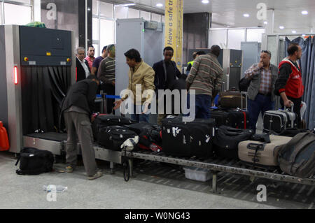 I viaggiatori in coda fino al momento del check-out contatore a Sanaa International Airport come centinaia di stranieri sono stati evacuati dalla capitale yemenita per ragioni di sicurezza il 28 marzo 2015 dopo il terzo giorno di Arabia-led incursioni aeree della coalizione contro Huthis. Almeno 200 membri del personale delle Nazioni Unite e di altri stranieri sono stati evacuati dalla capitale yemenita, come una coalizione araba premuto per una campagna di bombardamenti contro i ribelli sciita nella città, aiuti i lavoratori detto. Foto di Mohammad Abdullah/UPI Foto Stock