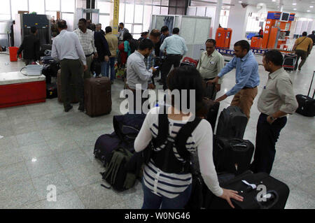 I viaggiatori in coda fino al momento del check-out contatore a Sanaa International Airport come centinaia di stranieri sono stati evacuati dalla capitale yemenita per ragioni di sicurezza il 28 marzo 2015 dopo il terzo giorno di Arabia-led incursioni aeree della coalizione contro Huthis. Almeno 200 membri del personale delle Nazioni Unite e di altri stranieri sono stati evacuati dalla capitale yemenita, come una coalizione araba premuto per una campagna di bombardamenti contro i ribelli sciita nella città, aiuti i lavoratori detto. Foto di Mohammad Abdullah/UPI Foto Stock