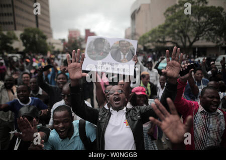 Persone allegria durante il mese di marzo per le strade per chiedere che il Presidente Robert Mugabe dimettersi e passo verso il basso dal potere di Harare, Zimbabwe, il 19 novembre 2017. Il 93-anno-vecchio leader è stato al potere per 37 anni, ma è stata data con 24 ore di dimettersi o faccia impeachment. Foto di Belal Khaled/UPI Foto Stock