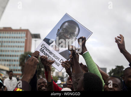 Persone allegria durante il mese di marzo per le strade per chiedere che il Presidente Robert Mugabe dimettersi e passo verso il basso dal potere di Harare, Zimbabwe, il 19 novembre 2017. Il 93-anno-vecchio leader è stato al potere per 37 anni, ma è stata data con 24 ore di dimettersi o faccia impeachment. Foto di Belal Khaled/UPI Foto Stock