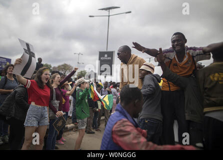 Persone allegria durante il mese di marzo per le strade per chiedere che il Presidente Robert Mugabe dimettersi e passo verso il basso dal potere di Harare, Zimbabwe, il 18 novembre 2017. Il 93-anno-vecchio leader è stato al potere per 37 anni, ma è stata data con 24 ore di dimettersi o faccia impeachment. Foto di Belal Khaled/UPI Foto Stock