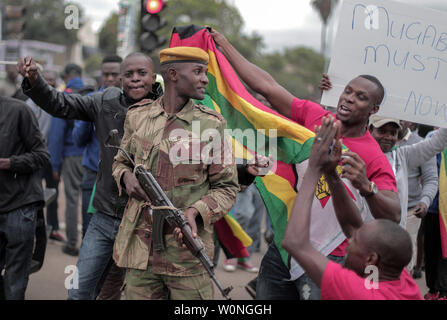 Persone allegria dai soldati durante un mese di marzo per le strade per chiedere che il Presidente Robert Mugabe dimettersi e passo verso il basso dal potere di Harare, Zimbabwe, il 19 novembre 2017. Il 93-anno-vecchio leader è stato al potere per 37 anni, ma è stata data con 24 ore di dimettersi o faccia impeachment. Foto di Belal Khaled/UPI Foto Stock